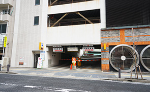 西町丸太パーキング入口写真